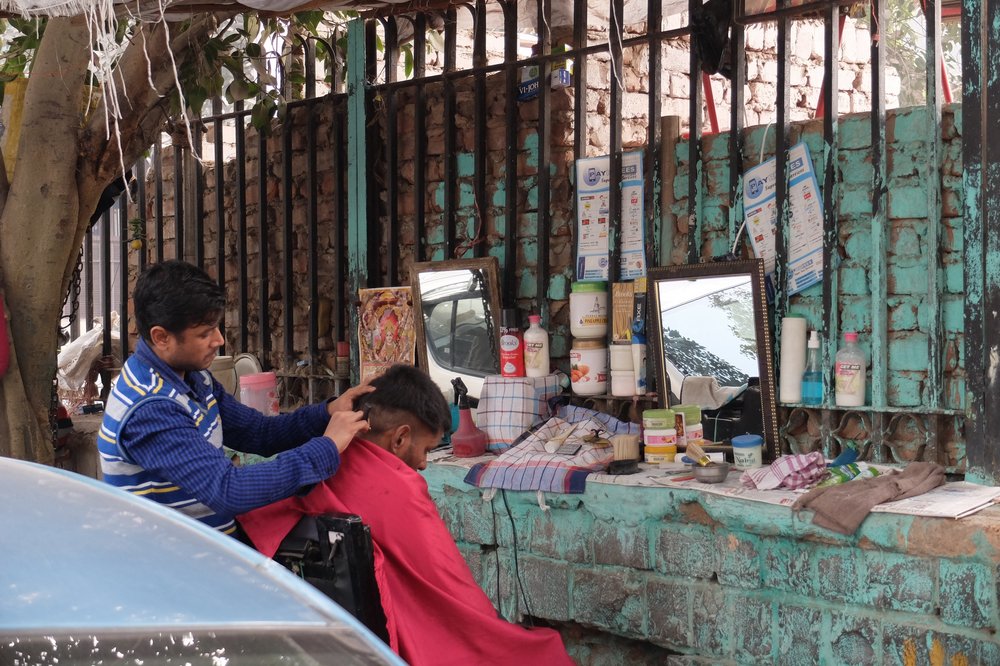 hair dresser working on streets of Delhi