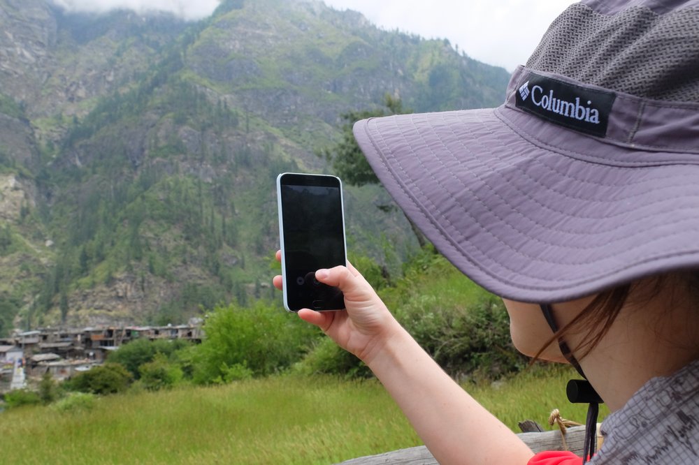 Una taking photo with Meizu MX5 - Annapurna Circuit Packing List